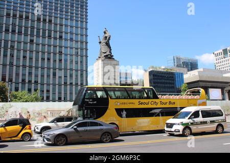 Monumento commemorativo dell'ammiraglio Yi Sun-sin in piedi in piazza Gwanghwamun, circondato da edifici e traffico, a Seoul, Corea Foto Stock