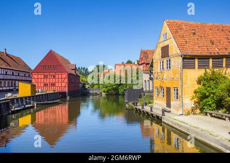 Piccolo laghetto con case colorate a graticcio nella città vecchia di Aarhus, Danimarca Foto Stock
