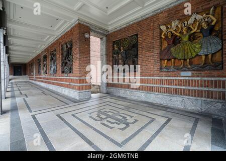 Oslo, Norvegia. Settembre 2021. Le sculture in legno sulle mura esterne del municipio nel centro della città Foto Stock