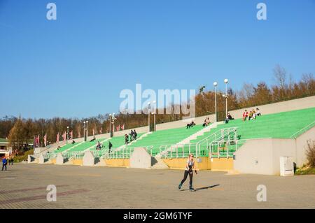 POZNAN, POLONIA - 27 maggio 2016: Un'area di partenza per il kayak e una tribuna con gente a Malta parco sotto un cielo blu chiaro Foto Stock