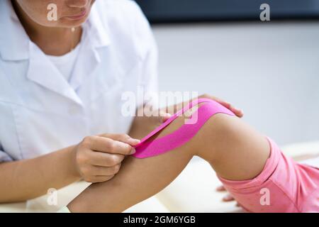 Fysio Recovery nastro per terapia di lesione infantile Foto Stock