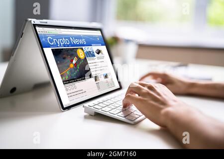 Leggere il giornale in linea del mercato di Crypto. Notizie Bitcoin Foto Stock