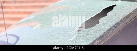 Primo piano del lunotto rotto della vettura Foto Stock