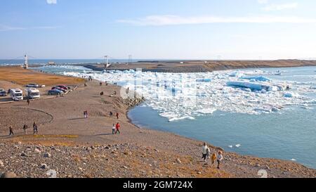 Jokulsarlon, Islanda il 30 luglio 2021: Glacier Lagoon Jokulsarlon vista sul ponte e parcheggio Foto Stock