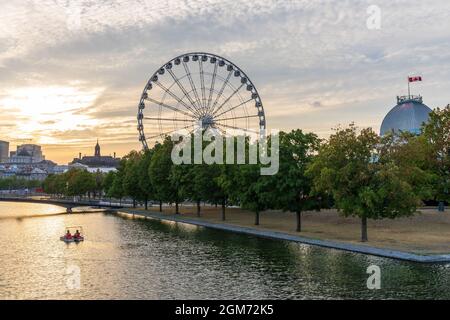 Vecchio porto di Montreal e skyline del centro in estate crepuscolo. Quebec, Canada. Foto Stock