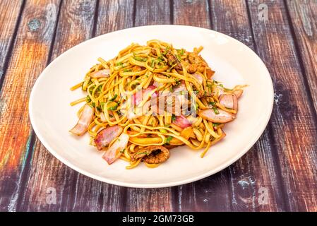 Saltadi di Tallarine o tagliatelle in stile peruviano con pezzi di cipolla, carne e un sacco di prezzemolo Foto Stock