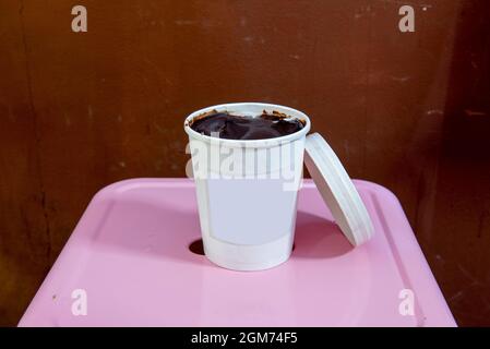 Una vasca da mezzo chilo di gelato con aroma di crema e cioccolato in un contenitore per la consegna a domicilio Foto Stock