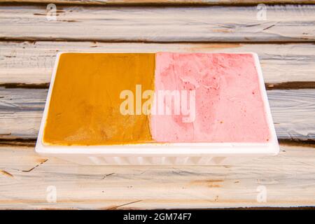 Vasca per gelato Kilo con due gusti in contenitore per la consegna a domicilio Foto Stock