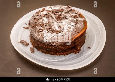 meravigliosa torta con tre cioccolatini in diverse consistenze cosparsi di zucchero a velo Foto Stock