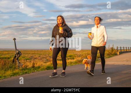 Lytham St Annes. Meteo Regno Unito: 17 Settembre 2021. UK Meteo: Soleggiato fresco iniziare la giornata con i venti chiari come i residenti locali prendere esercizio luce sul lungomare. Credit; MediaWorldImages/AlamyLiveNews Foto Stock