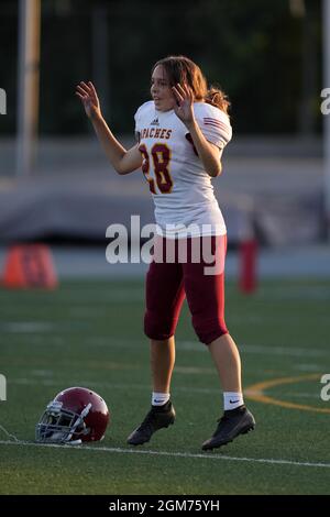 Arcadia Apaches kicker Victoria Kenworthy (28) si estende durante una partita di calcio delle scuole superiori contro la Salle Spartans, giovedì 16 settembre 2021, in Pa Foto Stock