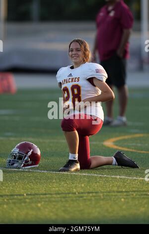 Arcadia Apaches kicker Victoria Kenworthy (28) si estende durante una partita di calcio delle scuole superiori contro la Salle Spartans, giovedì 16 settembre 2021, in Pa Foto Stock