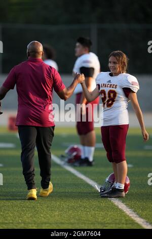 Arcadia Apaches kicker Victoria Kenworthy (28) durante una partita di calcio delle scuole superiori contro la Salle Spartans, giovedì 16 settembre 2021, a Pasadena, Circa Foto Stock