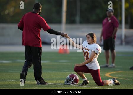 Arcadia Apaches kicker Victoria Kenworthy (28) si estende durante una partita di calcio delle scuole superiori contro la Salle Spartans, giovedì 16 settembre 2021, in Pa Foto Stock