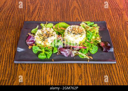 Grande tartare di capesante con cipolla croccante, avocado messicano maturo e germogli di lattuga e lattuga di agnello Foto Stock