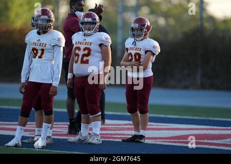 Arcadia Apaches kicker Victoria Kenworthy (28) durante una partita di calcio delle scuole superiori contro la Salle Spartans, giovedì 16 settembre 2021, a Pasadena, Circa Foto Stock