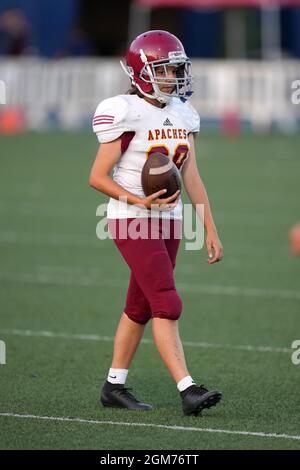 Arcadia Apaches kicker Victoria Kenworthy (28) durante una partita di calcio delle scuole superiori contro la Salle Spartans, giovedì 16 settembre 2021, a Pasadena, Circa Foto Stock