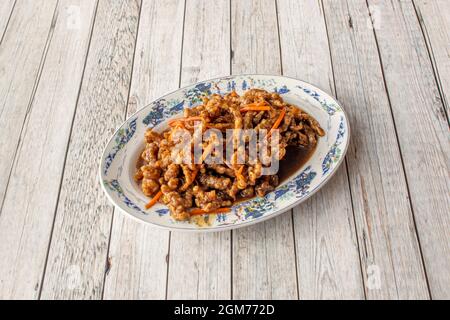 Strisce di manzo caramellate in stile Hong Kong con verdure saltate e salsa di soia Foto Stock