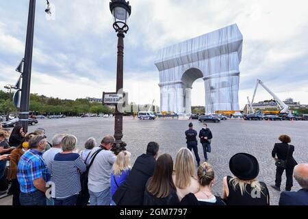 Parigi, Francia, il 16 settembre 2021: Avvolta l'Arco di Trionfo prima dell'inaugurazione a Parigi, Francia, il 16 settembre 2021. L'intero Arco di Trionfo in cima agli Champs-Elysees di Parigi è di rimanere avvolto in tessuto per due settimane, un'installazione d'arte concepita dal compianto artista Christo e inaugurata giovedì dal presidente francese Emmanuel Macron. Il monumento alto 50 metri, lungo 45 metri e largo 22 metri costruito da Napoleone, è ora avvolto testa a punta in 25,000 metri quadrati di tessuto argento-blu riciclabile e 3,000 metri di corda rossa. Foto di Lionel Urman/ABACAPRESS. Credit: Abaca Press Foto Stock