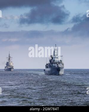 La fregata tedesca di Amburgo in compagnia della fregata della Marina Italiana Antonio Marceglia a Bergamini durante gli esercizi della NATO Foto Stock