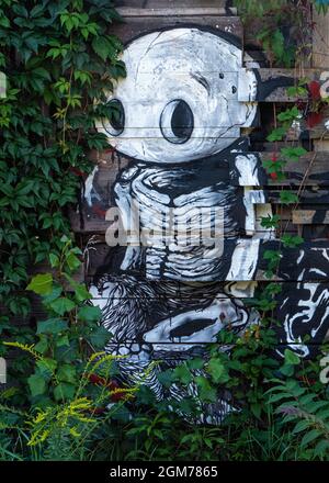 Resti di Berlino Hinterlandmauer. Muro interno con Street art nel parco pubblico Nordbahnhof, Mitte Berlin, Park sulla ex striscia della morte Foto Stock