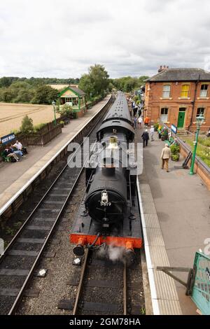 Treno a vapore UK - un motore a vapore e carrozze alla piattaforma, North Weald Station - sulla Epping - Ongar Railway, una ferrovia d'epoca, Essex UK Foto Stock