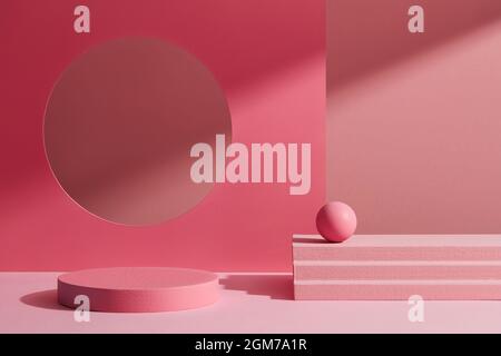 Podio rosa su sfondo rosa per prodotto. Concetto minimo. Scena minima con podio e sfondo astratto. Rosa pastello per la scena. Foto Stock
