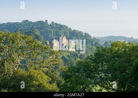 Il castello di Dunster e la Torre di Conygar si ammirano dal Dunster Park ai margini dell'Exmoor National Park, Somerset, Inghilterra. Foto Stock