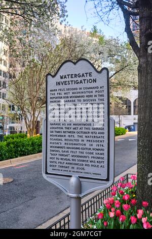 Una targa storica che segna la posizione del garage di parcheggio di Watergate, dove il giornalista del Washington Post Bob Woodward incontrò l'ufficiale dell'FBI, Mark Felt, aka Dee Foto Stock