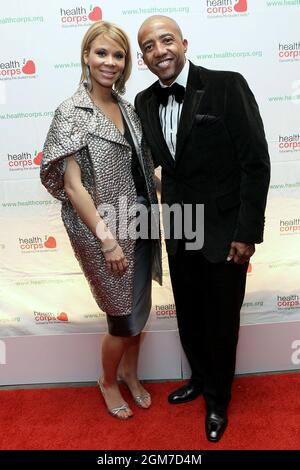 New York, NY, USA. 13 aprile 2011. Erica Liles, Kevin Liles al 2011 HealthCorps' Fresh from the Garden Gala al Intrepid Sea-Air-Space Museum. Credit: Steve Mack/Alamy Foto Stock