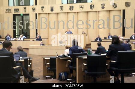 Berlino, Germania. 17 settembre 2021. I membri del Länder partecipano all'ultima riunione del Bundesrat prima delle elezioni del Bundestag. Credit: Wolfgang Kumm/dpa/Alamy Live News Foto Stock