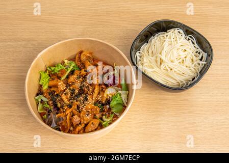 Lo Yeyuk coreano ha servito in una ciotola di consegna domestica con i noodles di udon Foto Stock