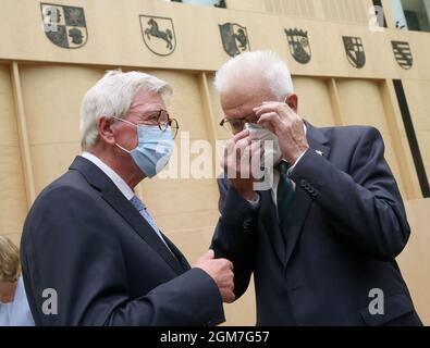 Berlino, Germania. 17 settembre 2021. Volker Bouffier (CDU, l), primo Ministro in Assia, e Winfried Kretschmann (Bündnis90/Grüne), primo Ministro nel Baden-Württemberg, parlano all'inizio dell'ultima sessione del Bundesrat prima delle elezioni del Bundestag. Credit: Wolfgang Kumm/dpa/Alamy Live News Foto Stock