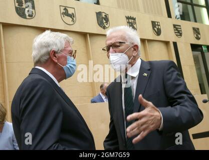 Berlino, Germania. 17 settembre 2021. Volker Bouffier (CDU), primo ministro dell'Assia, e Winfried Kretschmann (Bündnis90/Grüne), primo ministro del Baden-Württemberg, parlano all'inizio dell'ultima sessione del Bundesrat prima delle elezioni del Bundestag. Credit: Wolfgang Kumm/dpa/Alamy Live News Foto Stock