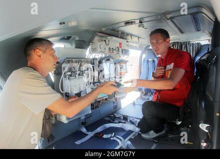 Kiev, Ucraina. 16 settembre 2021. KIEV, UCRAINA - 16 SETTEMBRE 2021 - partecipanti alla presentazione di un progetto pilota sull'evacuazione aeromedica, Kiev, capitale dell'Ucraina Credit: Ukrinform/Alamy Live News Foto Stock