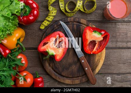 Bicchiere di succo di pomodoro con verdure e nastro di misurazione sul piano d'esame Foto Stock