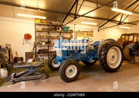 Ford 4000 Pre Force trattore d'epoca in un'officina Foto Stock