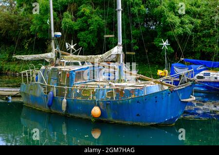 Vecchie barche trascurate a Lydney Harbour, Gloucestershire, Inghilterra, Regno Unito Foto Stock