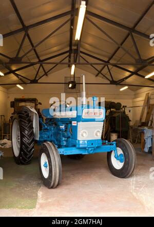 Ford 4000 Pre Force trattore d'epoca in un'officina Foto Stock