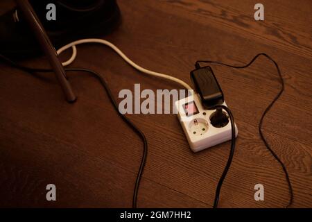 cavo di prolunga con spina e caricabatterie per telefono cellulare Foto Stock