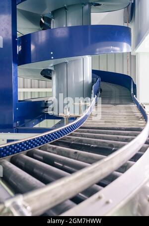 Automatizzato di sistemi di trasporto a convogliatore , trasportatori modulari e automazione industriale per il pacchetto macchina di trasferimento in Vetro per costruzioni Foto Stock