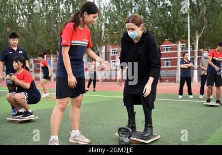 Xuanhua, Xuanhua, Cina. 17 settembre 2021. Il 16 settembre 2021, i video blogger che hanno partecipato alle ''grandi V Olimpiadi invernali'' hanno interagito con gli studenti presso il campo di formazione della Scuola di Sport Olimpici invernali della Gioventù Zhangjiakou.lo stesso giorno, i video blogger provenienti dalla Russia, Croazia, L'Egitto e altri paesi hanno partecipato alla passeggiata ''Big V Winter Olympics'' nella Scuola di Sport Olimpici invernali di Zhangjiakou per conoscere lo sviluppo della scuola e la formazione degli studenti, e interagire con gli studenti per aiutare i Giochi Olimpici invernali di Pechino 2022.si comprende che i quattro giorni ''Big V Winter OL Foto Stock