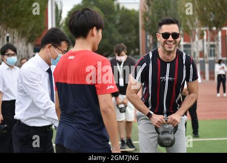 Xuanhua, Xuanhua, Cina. 17 settembre 2021. Il 16 settembre 2021, i video blogger che hanno partecipato alle ''grandi V Olimpiadi invernali'' hanno interagito con gli studenti presso il campo di formazione della Scuola di Sport Olimpici invernali della Gioventù Zhangjiakou.lo stesso giorno, i video blogger provenienti dalla Russia, Croazia, L'Egitto e altri paesi hanno partecipato alla passeggiata ''Big V Winter Olympics'' nella Scuola di Sport Olimpici invernali di Zhangjiakou per conoscere lo sviluppo della scuola e la formazione degli studenti, e interagire con gli studenti per aiutare i Giochi Olimpici invernali di Pechino 2022.si comprende che i quattro giorni ''Big V Winter OL Foto Stock