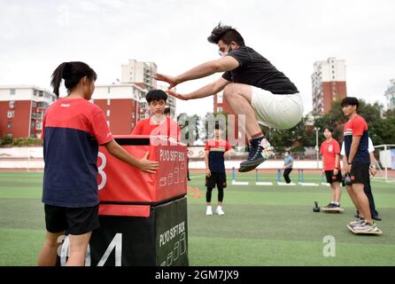 Xuanhua, Xuanhua, Cina. 17 settembre 2021. Il 16 settembre 2021, i video blogger che hanno partecipato alle ''grandi V Olimpiadi invernali'' hanno interagito con gli studenti presso il campo di formazione della Scuola di Sport Olimpici invernali della Gioventù Zhangjiakou.lo stesso giorno, i video blogger provenienti dalla Russia, Croazia, L'Egitto e altri paesi hanno partecipato alla passeggiata ''Big V Winter Olympics'' nella Scuola di Sport Olimpici invernali di Zhangjiakou per conoscere lo sviluppo della scuola e la formazione degli studenti, e interagire con gli studenti per aiutare i Giochi Olimpici invernali di Pechino 2022.si comprende che i quattro giorni ''Big V Winter OL Foto Stock