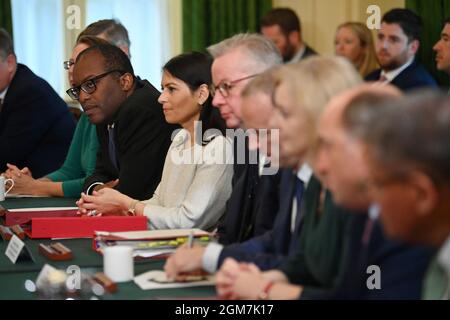 (Da sinistra a destra) leader della Camera dei Lord Baronessa Evans, Segretario alle imprese Kwasi Kwarteng, Segretario agli interni Priti Patel, Segretario all'edilizia abitativa Michael Gove, Segretario alla giustizia e vice primo ministro Dominic Raab, Segretario agli Affari Esteri Liz Truss, Segretario alla Difesa ben Wallace e Presidente del Cop26 Alok Sharma, Durante la prima riunione del Gabinetto dal rimpasto al 10 Downing Street, Londra. Data foto: Venerdì 17 settembre 2021. Foto Stock