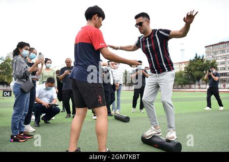 Xuanhua, Xuanhua, Cina. 17 settembre 2021. Il 16 settembre 2021, i video blogger che hanno partecipato alle ''grandi V Olimpiadi invernali'' hanno interagito con gli studenti presso il campo di formazione della Scuola di Sport Olimpici invernali della Gioventù Zhangjiakou.lo stesso giorno, i video blogger provenienti dalla Russia, Croazia, L'Egitto e altri paesi hanno partecipato alla passeggiata ''Big V Winter Olympics'' nella Scuola di Sport Olimpici invernali di Zhangjiakou per conoscere lo sviluppo della scuola e la formazione degli studenti, e interagire con gli studenti per aiutare i Giochi Olimpici invernali di Pechino 2022.si comprende che i quattro giorni ''Big V Winter OL Foto Stock