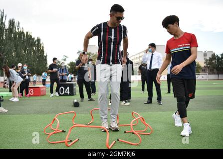 Xuanhua, Xuanhua, Cina. 17 settembre 2021. Il 16 settembre 2021, i video blogger che hanno partecipato alle ''grandi V Olimpiadi invernali'' hanno interagito con gli studenti presso il campo di formazione della Scuola di Sport Olimpici invernali della Gioventù Zhangjiakou.lo stesso giorno, i video blogger provenienti dalla Russia, Croazia, L'Egitto e altri paesi hanno partecipato alla passeggiata ''Big V Winter Olympics'' nella Scuola di Sport Olimpici invernali di Zhangjiakou per conoscere lo sviluppo della scuola e la formazione degli studenti, e interagire con gli studenti per aiutare i Giochi Olimpici invernali di Pechino 2022.si comprende che i quattro giorni ''Big V Winter OL Foto Stock