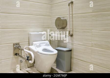 Interno del bagno per i disabili o gli anziani. Corrimano per disabili e  anziani nella stanza da bagno Foto stock - Alamy