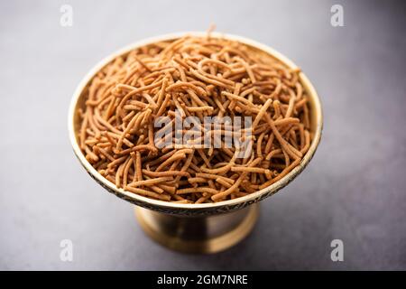 Singada o Singhara aglio sevo, Namkeen shev un vrat cibo fatto con acqua di castagno servito in una ciotola Foto Stock