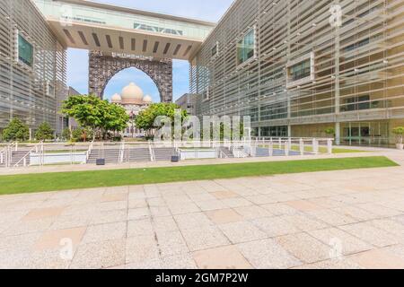 PUTRAJAYA, MALESIA - 15 AGOSTO 2016: Vista panoramica del Masjid Tuanku Mizan Zainal Abidin il 16 agosto 2016 a Putrajaya, Malesia. Ha anche il nome Foto Stock